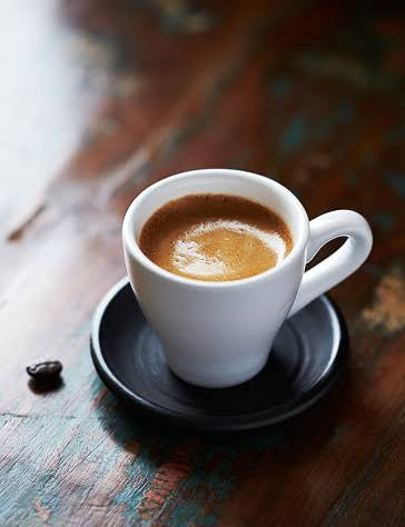 Taza de café de La Candela sobre una mesa de madera