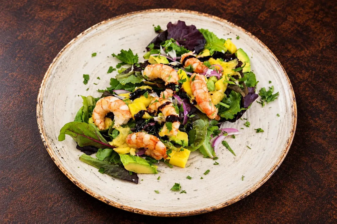 La Caribeña: brotes tiernos con gambones, aguacate, mango, cebolla roja y cilantro