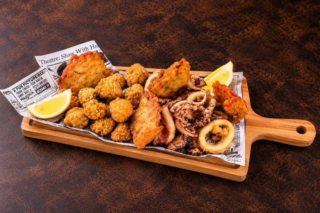 Fritura de La Mar de Frita: cazón adobado, calamares y tortilla de camarón con limón